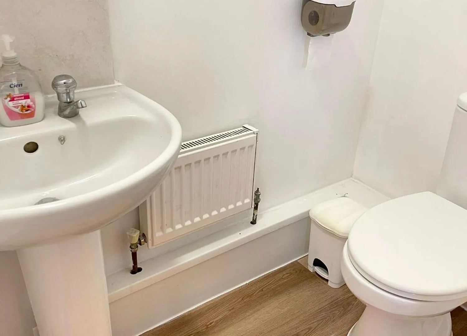 Westfield Gardens Apartment - 3 Bedrooms Goodmayes 0*,  United Kingdom